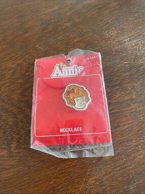 Annie Red Pendant Necklace with Cartoon Face Charm new 1961